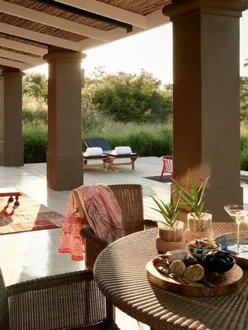 Gemütliche Terrasse mit Poolblick und Sitzgelegenheiten im Grünen