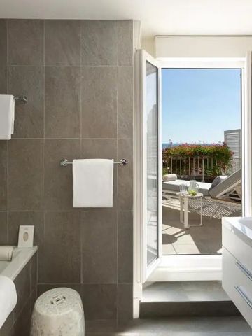 Luxuriöses Badezimmer mit Zugang zur privaten Terrasse und Meerblick