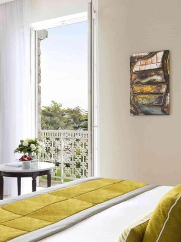 Komfortables Hotelzimmer mit Balkon und Blick ins Grüne