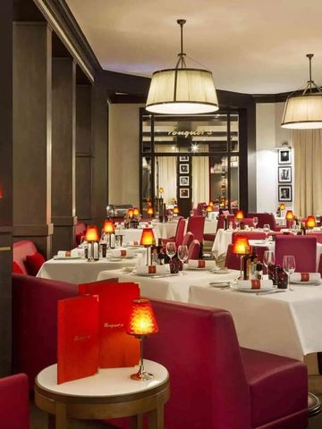 Elegantes Restaurant mit gedeckten Tischen und stimmungsvoller Beleuchtung