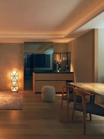 Luxuriöse Suite mit moderner Einrichtung und stimmungsvoller Beleuchtung.