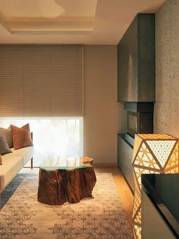 Intimer Lounge-Bereich mit dezenter Beleuchtung und eleganter Dekoration.