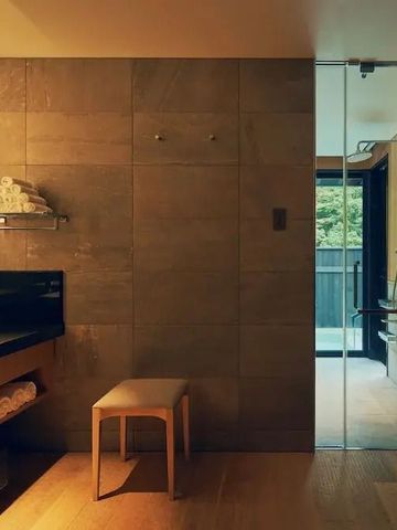 Modernes Badezimmer mit Glasdusche und stilvoller Beleuchtung