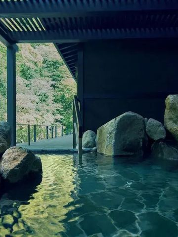 Onsen mit fließendem Wasser in natürlicher Umgebung