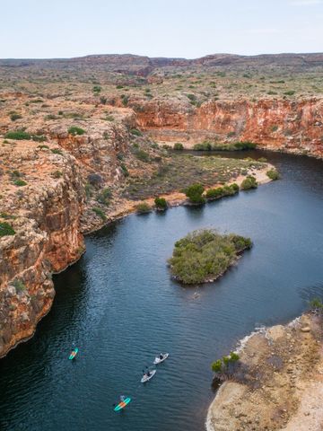 Luftbild einer roten Felsschlucht mit Wasserlauf im Cape Range National Park