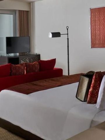 Elegantes Doppelzimmer mit stilvollen Möbeln im Samabe Bali Suites & Villas