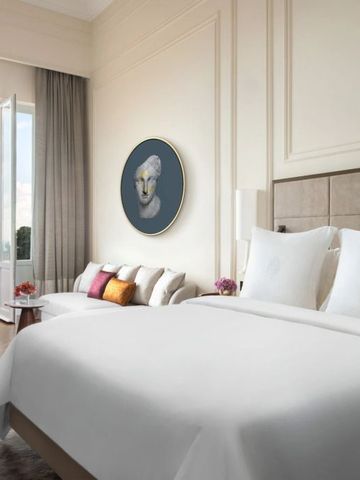 Raffiniert eingerichtetes Hotelzimmer mit Meerblick und modernen Elementen