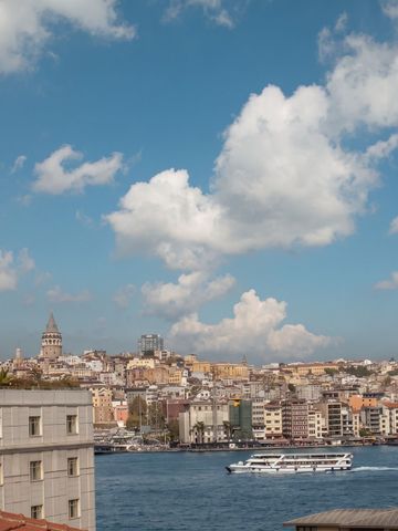 Atemberaubender Blick auf den Bosporus mit vorbeifahrenden Booten
