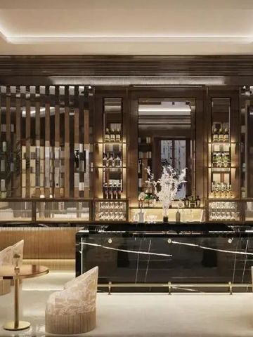 Elegante Hotelbar mit stilvoller Einrichtung und beleuchtetem Regal