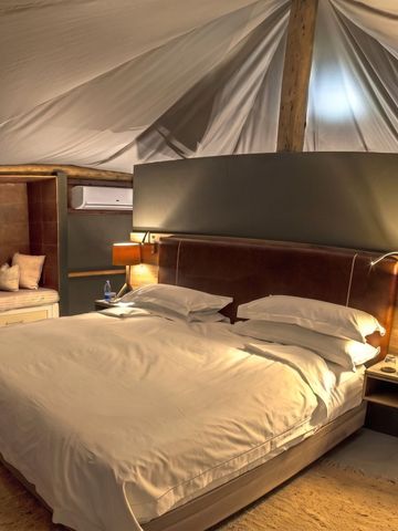 Zeltartiges Schlafzimmer mit gemütlicher Beleuchtung