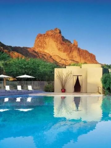 Pool mit atemberaubendem Bergblick und Palmen im Hintergrund