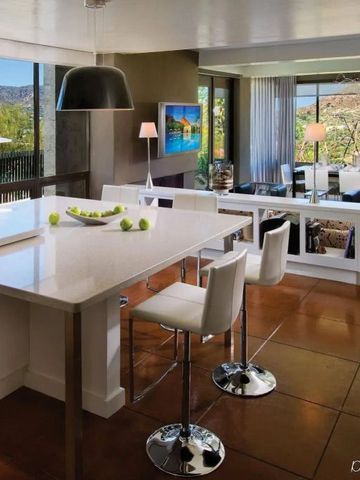 Moderne Suite mit Küche und Blick auf die Berge