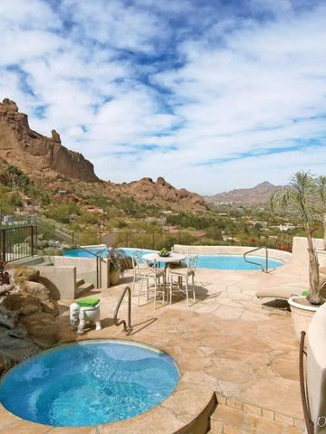 Panorama von Terrassenbereich mit Pool und Blick auf Berge