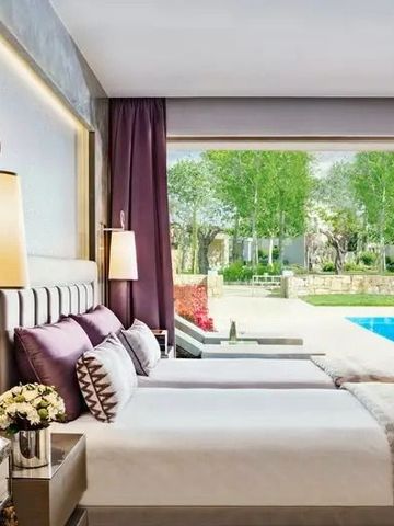 Helles Zimmer mit zwei Betten und Zugang zum privaten Pool
