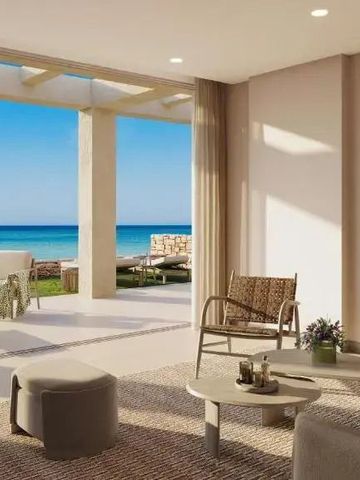 Helles Wohnzimmer mit Blick auf das Meer und Terassenmöbel