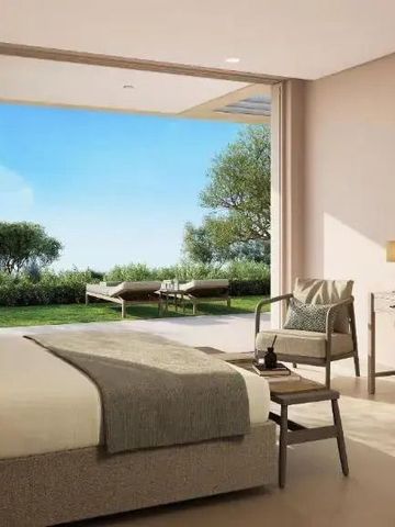 Geräumiges Schlafzimmer mit Gartenblick und stilvoller Einrichtung