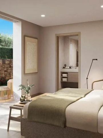 Helles Hotelzimmer mit Blick auf den Garten durch große Fenster.