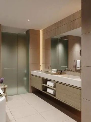 Modernes Badezimmer mit Badewanne und großer Duschkabine.
