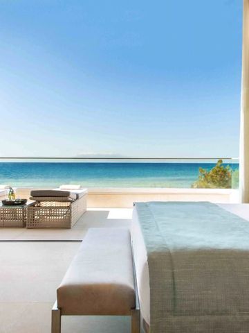 Modernes Hotelzimmer mit offener Terrasse und Panoramablick aufs Meer