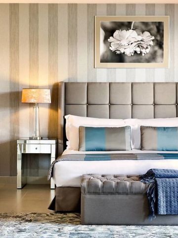 Elegant eingerichtetes Hotelzimmer mit moderner Dekoration