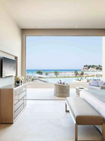 Helles Zimmer mit Meerblick und elegantem Interieur