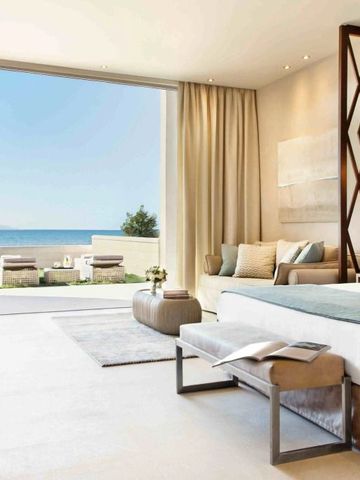 Moderne Suite mit offenem Zugang zur Terrasse und Meerblick