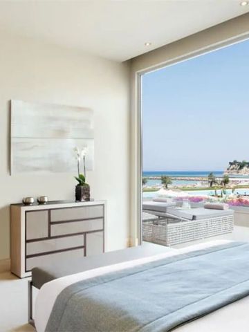 Zimmer mit geräumiger Terrasse und Blick auf den Pool und das Meer