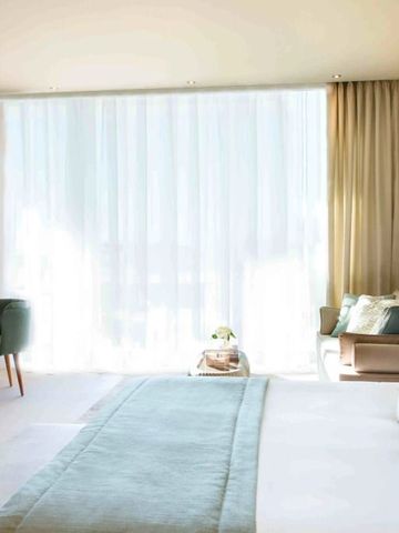 Helles und komfortables Schlafzimmer mit minimalistischer Einrichtung