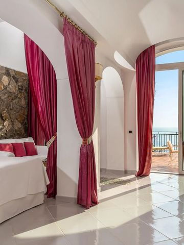 Luxuszimmer mit Meerblick und roten Vorhängen