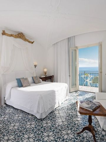 Helles Schlafzimmer mit Balkon und Meerblick