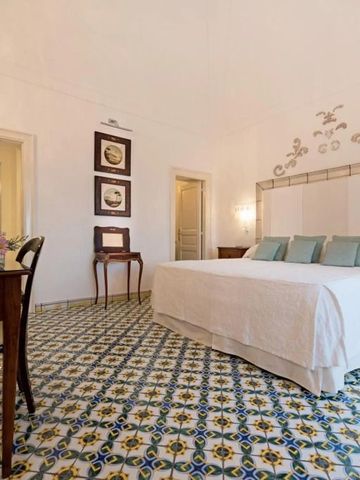 Komfortables Zimmer mit kunstvollen Fliesen und Dekor