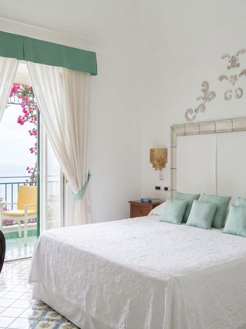Lichtdurchflutetes Zimmer mit Balkon und Blick aufs Meer im Santa Caterina Hotel