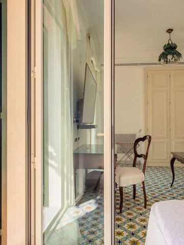 Helles Zimmer mit Zugang zu einem sonnigen Balkon im Hotel Santa Caterina