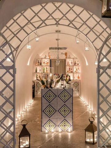 Elegante Hotelbar mit dezenter Beleuchtung und Flaschenregalen