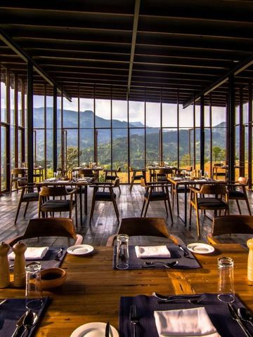 Restaurant mit Panoramablick und gedeckten Tischen