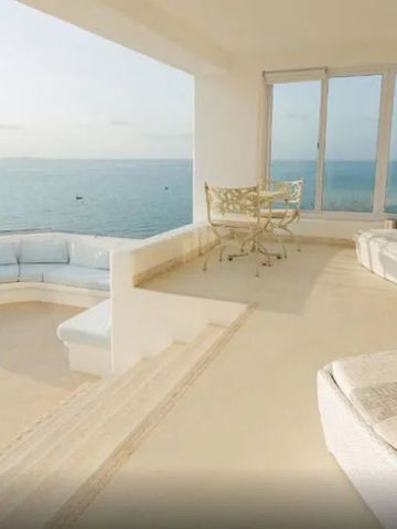 Helle Suite mit Panoramablick auf das Meer und gemütlicher Sitzecke
