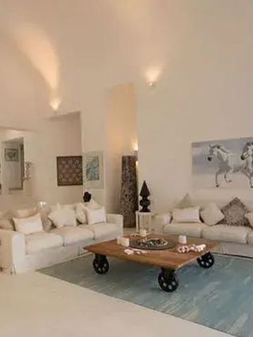 Helle Lounge mit bequemen Sofas und Kunst an den Wänden