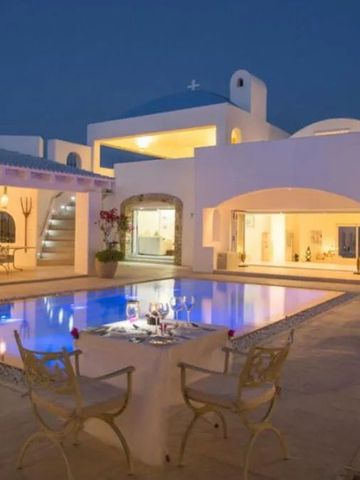 Außenbereich mit Pool und beleuchtetem Essbereich am Abend