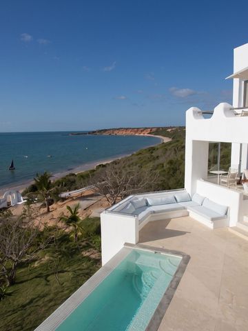 Villa mit Terrasse und Pool mit Blick auf den Strand