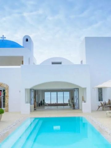 Weißes Gebäude im mediterranen Stil mit Pool