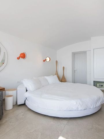 Schlafzimmer mit rundem Bett und stilvoller Beleuchtung
