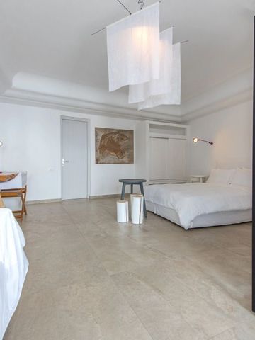 Modernes Schlafzimmer mit künstlerischem Dekor und Schreibtisch