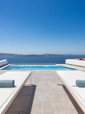 Panoramablick über das Meer von der Terrasse mit weißem Pool