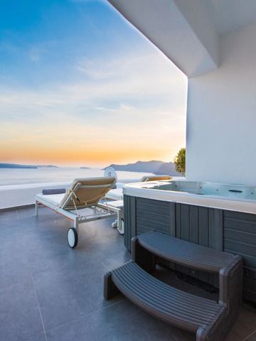 Terrasse mit Whirlpool und Panoramablick auf das Meer bei Sonnenuntergang.