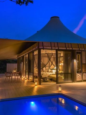 Luxuriöse Zelt-Suite mit Pool bei Abenddämmerung