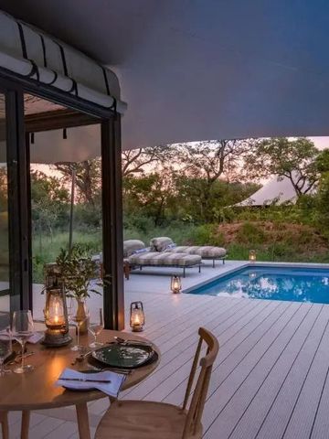 Terrasse mit Pool und Essbereich in natürlicher Umgebung