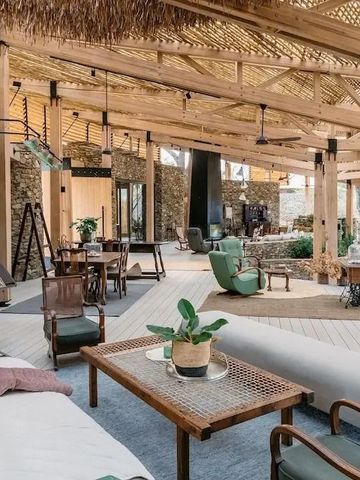 Offene, stilvolle Hotel-Lounge mit Naturmaterialien