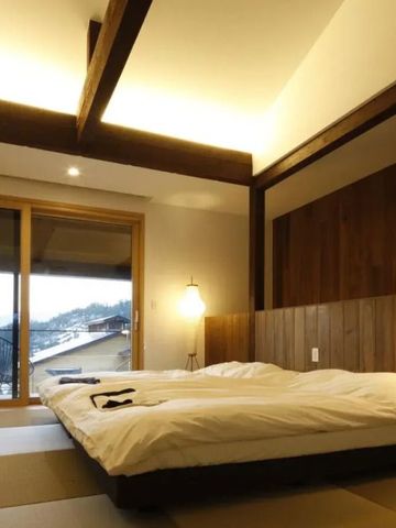 Zimmer mit Holzdetails und Fenster mit Blick auf verschneite Landschaft