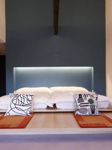 Hotelzimmer mit stilvollen Kissen und minimalistischem Design