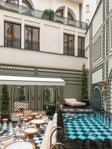 Außenterrasse mit checkered Boden und elegante Sitzmöbel im Hotelhof